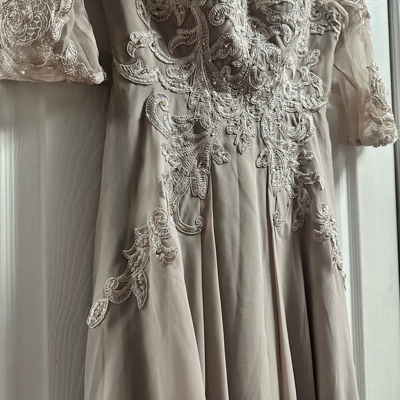 A-line Scoop Illusion Tea-Length Chiffon Lace Mother of the Bride Dress Size 2 - Picture 8 of 14